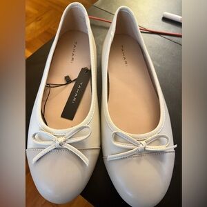Beige Tahari ballet flats size 8.5